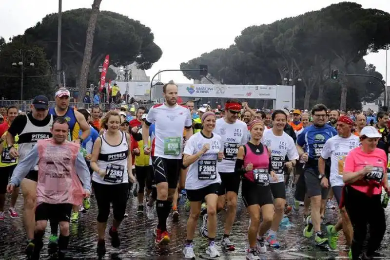 al via maratona roma sotto la pioggia2144b4a