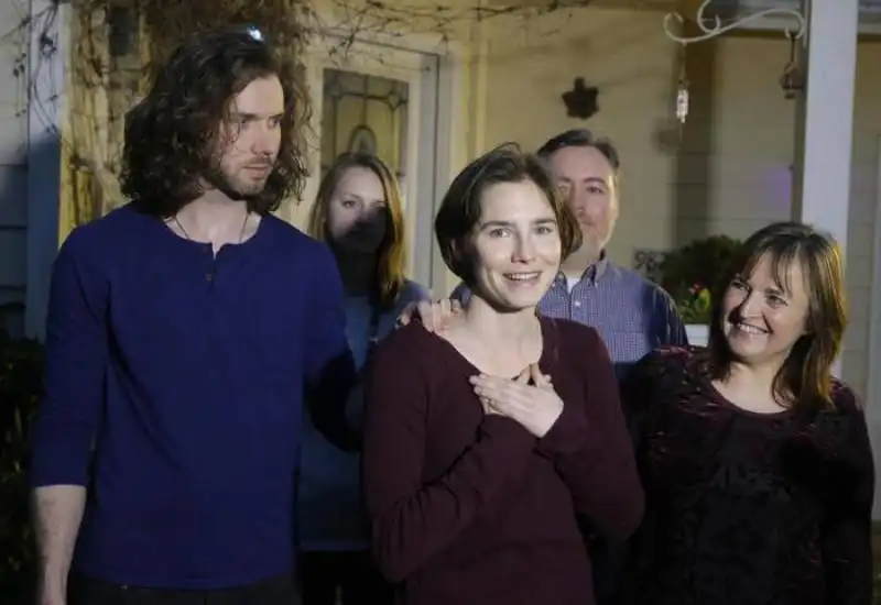 amanda knox con il fidanzato e la madre