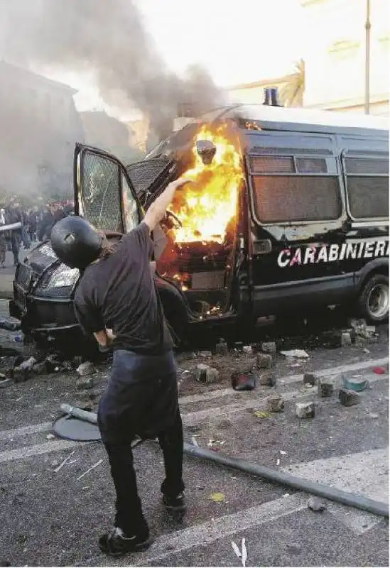 ANARCHICI SCONTRI COI CARABINIERI