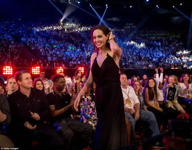 angelina jolie con le figlie shiloh e zahara ai kids choice awards  2