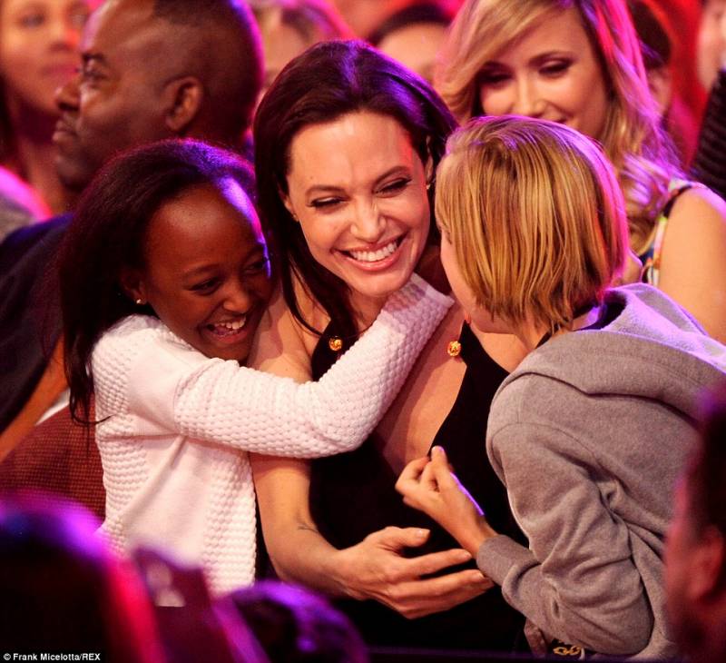 angelina jolie con le figlie shiloh e zahara ai kids choice awards 5