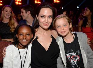 angelina jolie con le figlie shiloh e zahara ai kids choice awards 6