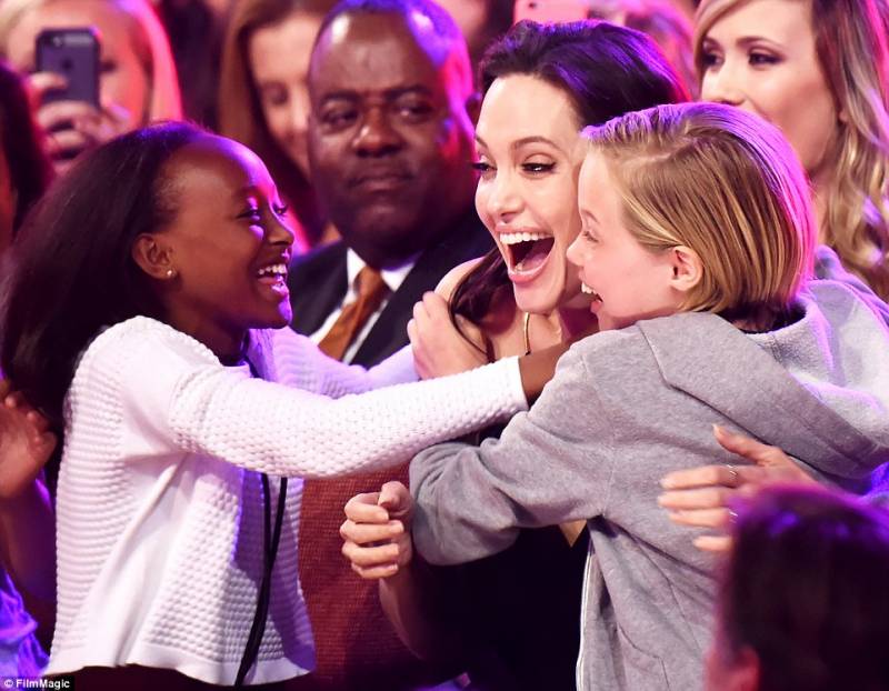 angelina jolie con le figlie shiloh e zahara ai kids choice awards 8