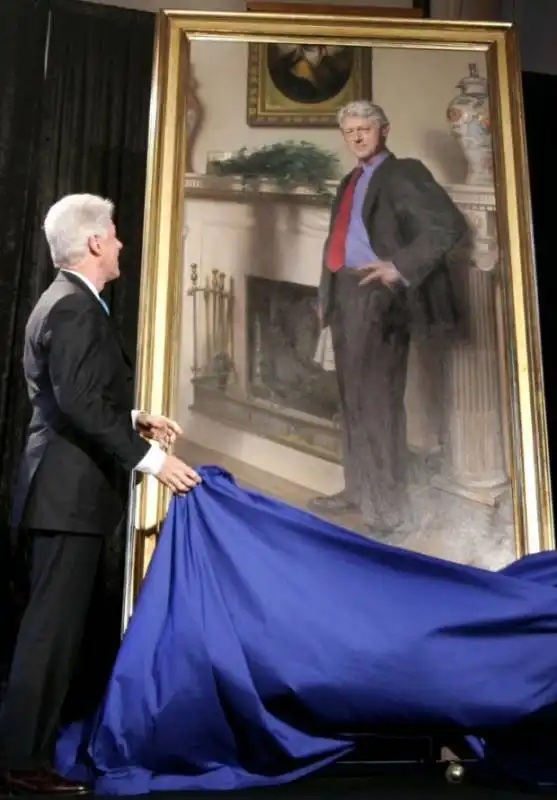 bill clinton con il suo ritratto ufficiale