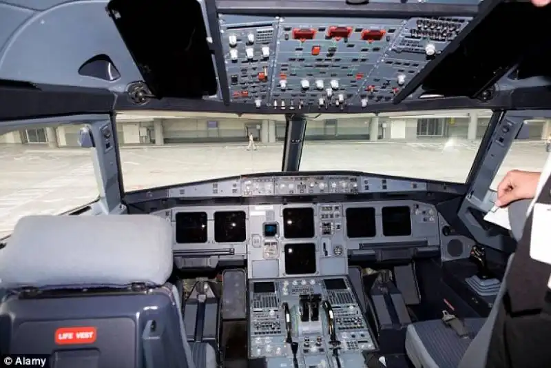 Cabina di un airbus a320 come quello germanwings