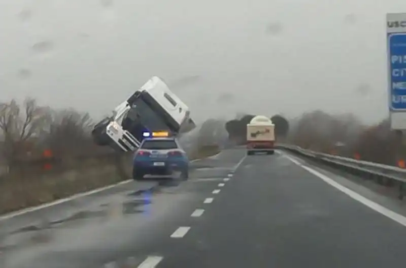 camion ribaltato dal forte vento