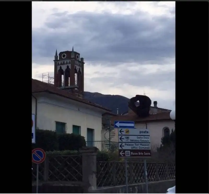 CAMPANILE SCOPERCHIATO A CAMAIORE