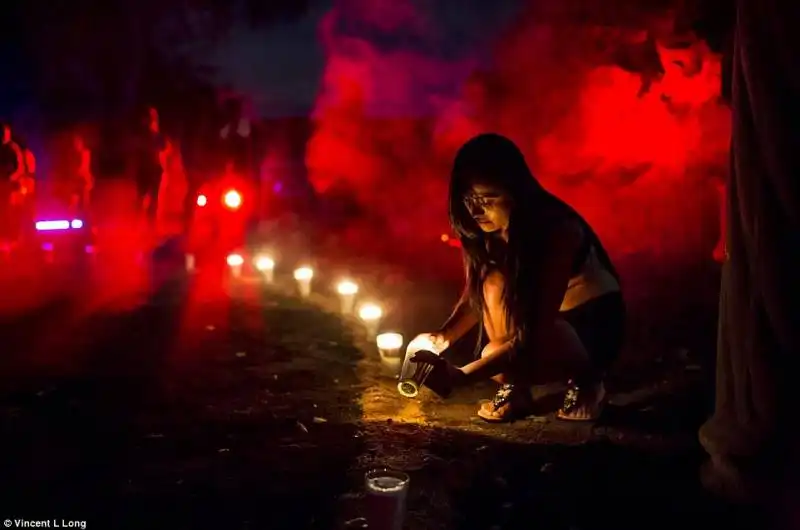 candele attorno alla statua di satana