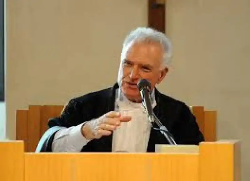 CLAUDIO PRATILLO HELLMANN