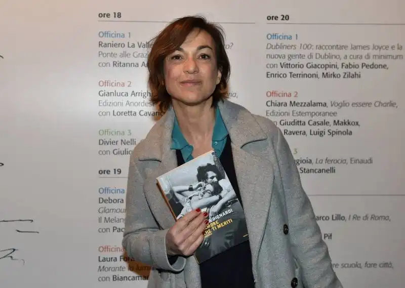 daria bignardi con   il libro  l amore che ti meriti