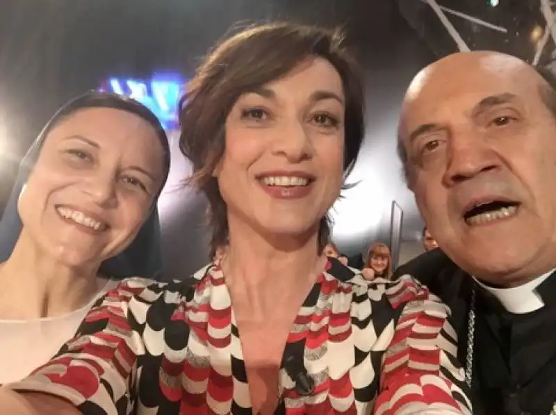 daria bignardi con suora e monsignore