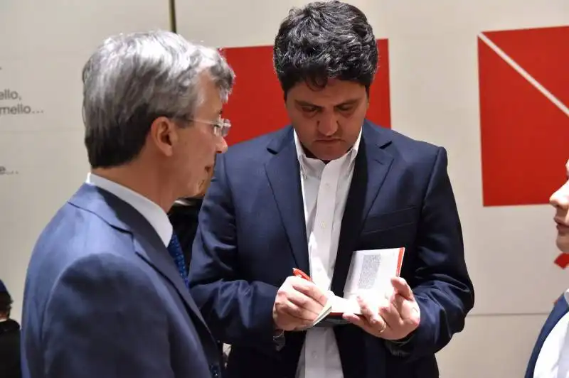 davide desario autografa il libro presentato