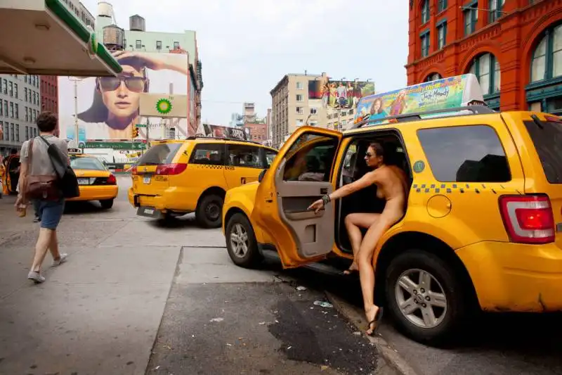 erica simone nuda in taxi