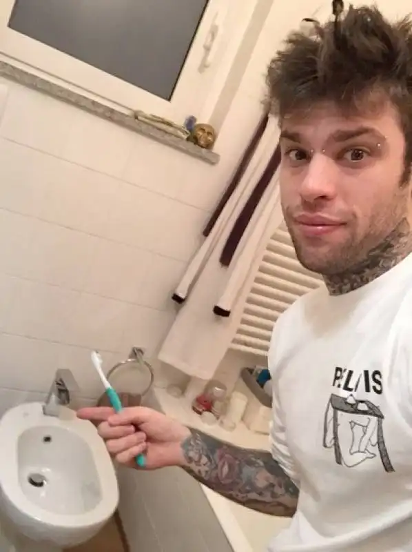 fedez selfie col bidet