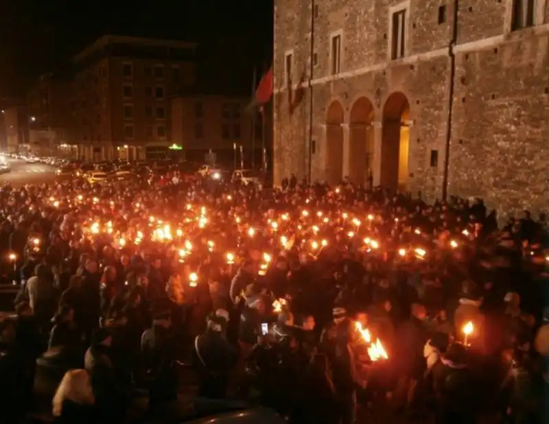 fiaccolata per david raggi foto da terni oggi