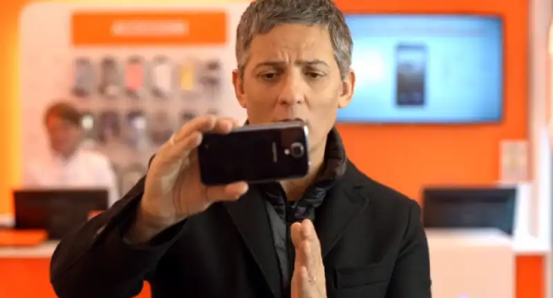 fiorello con smartphone video