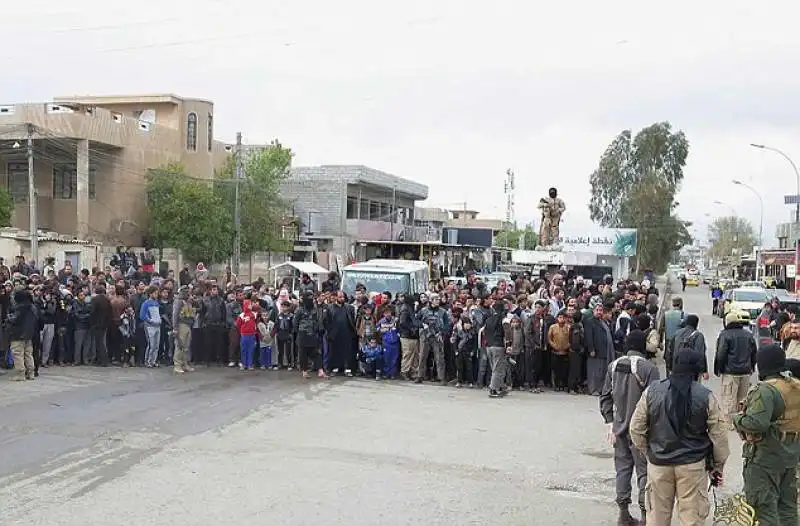 folla guarda la lapidazione a mosul