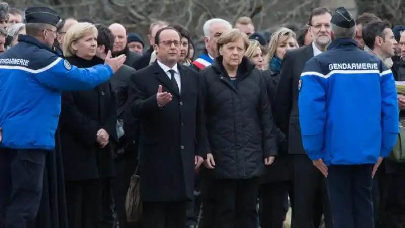 hollande e merkel sul luogo del disastro germanwings