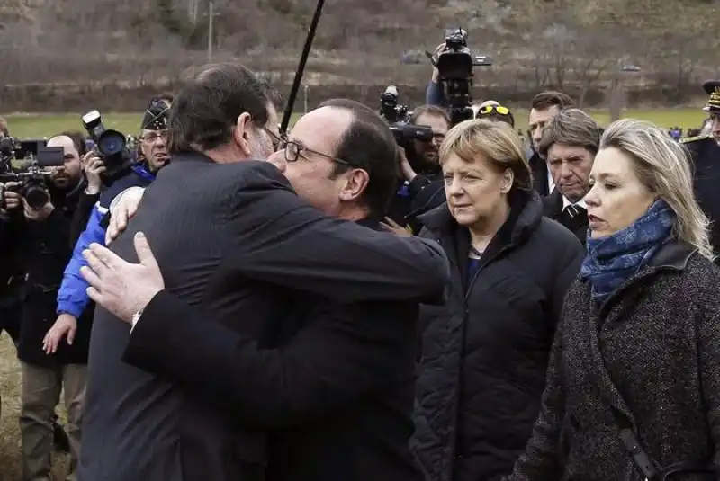 hollande e rajoy si abbracciano davanti a merkel in visita al luogo del disastro germanwings