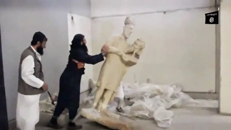 isis distruzione di  statue museo mosul