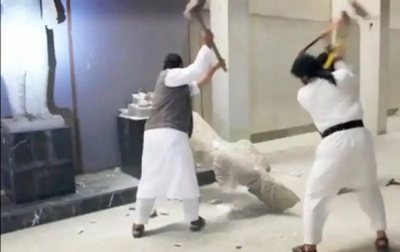 isis distruzione di statue museo mosul