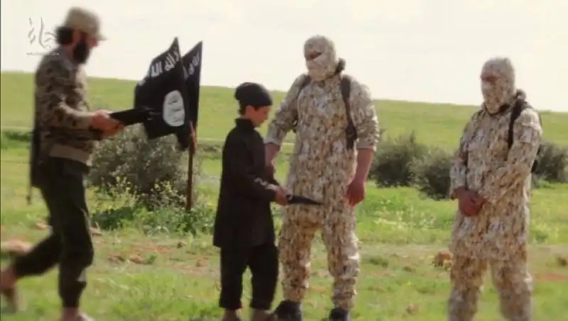 isis il bimbo e i coltelli per le decapitazioni   image m 21 1427659384037