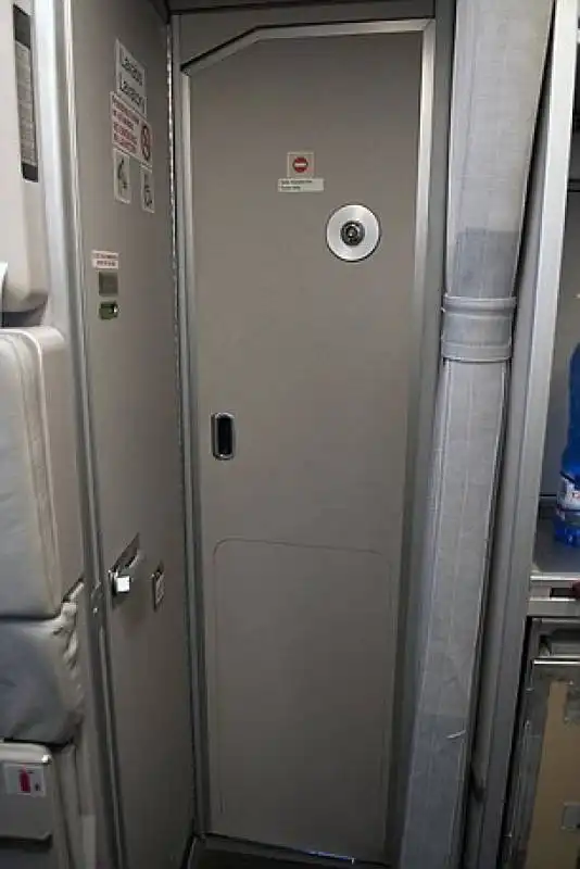 la porta di cabina di un a320 come quello germanwings