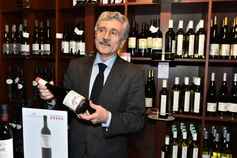 massimo d alema con  i vini della sua azienda  la madeleine