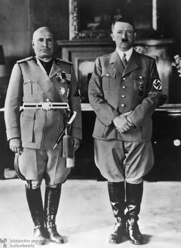 MUSSOLINI E HITLER 