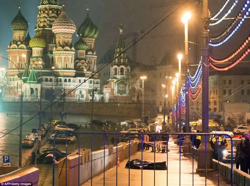 omicidio nemtsov   il cadavere di nemtsov sotto il cremlino