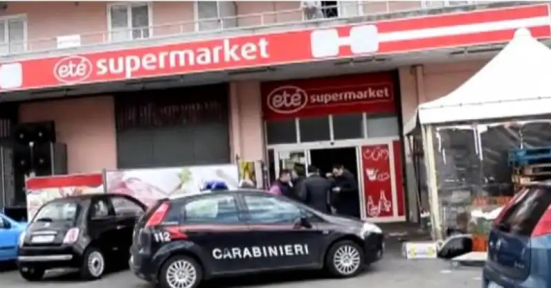 OTTAVIANO - DUE CARABINIERI RAPINANO UN SUPERMERCATO