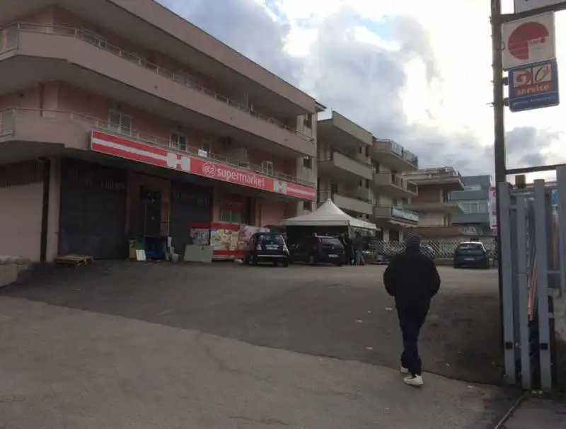 OTTAVIANO - DUE CARABINIERI RAPINANO UN SUPERMERCATO 