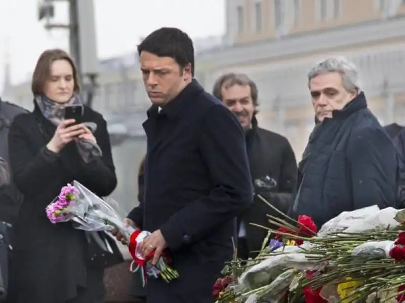 RENZI PORTA FIORI NEL LUOGO IN CUI E' STATO UCCISO NEMTSOV