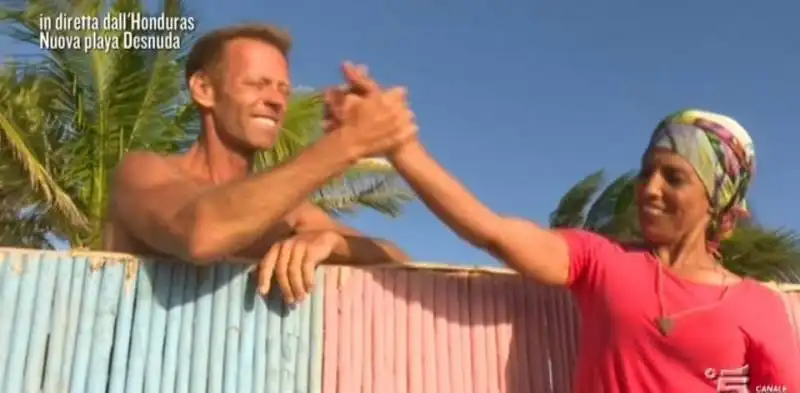 rocco siffredi resta nudo all isola dei famosi  2