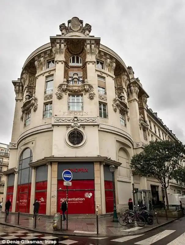 sceletri trovati sotto al parigino monoprix market