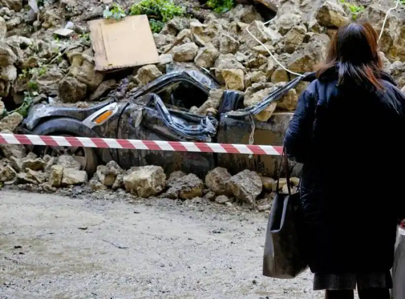 travolte auto a napoli