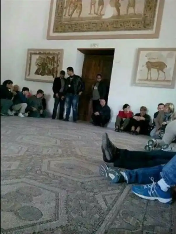 tunisi presunta foto di ostaggi al museo del bardo