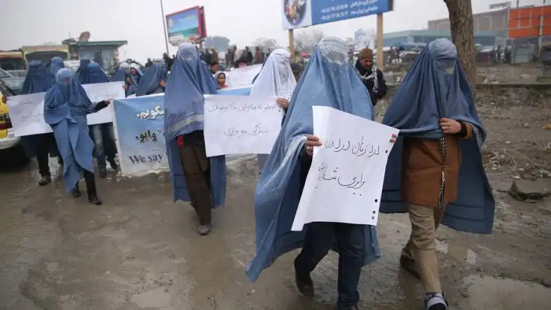 uomini in burqa a kabul