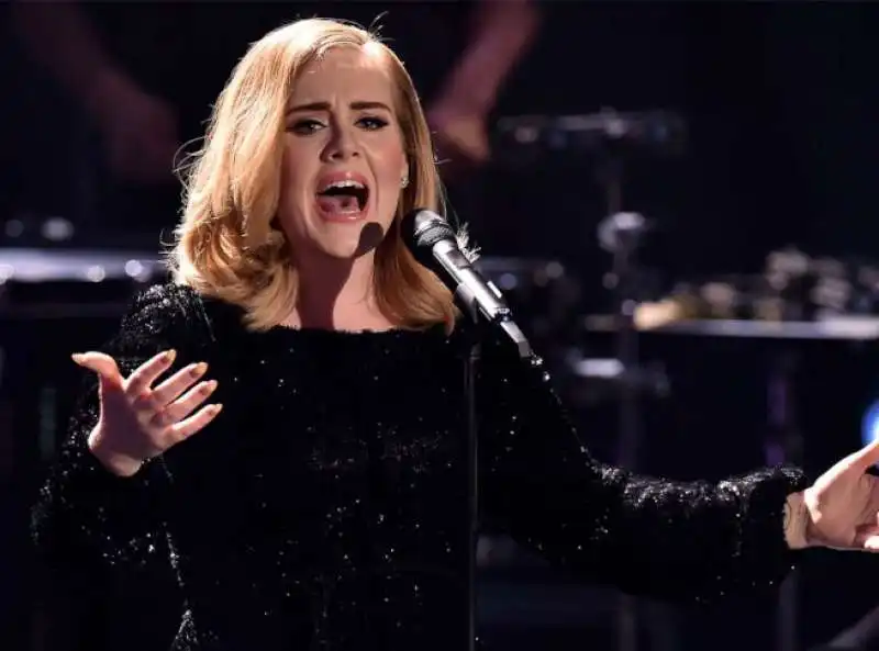 adele canta dylan per vittime di bruxelles