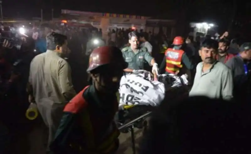 attentato kamikaze a lahore in pakistan  4