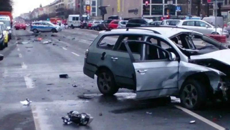 AUTO ESPLOSA A BERLINO MORTO IL CONDUCENTE