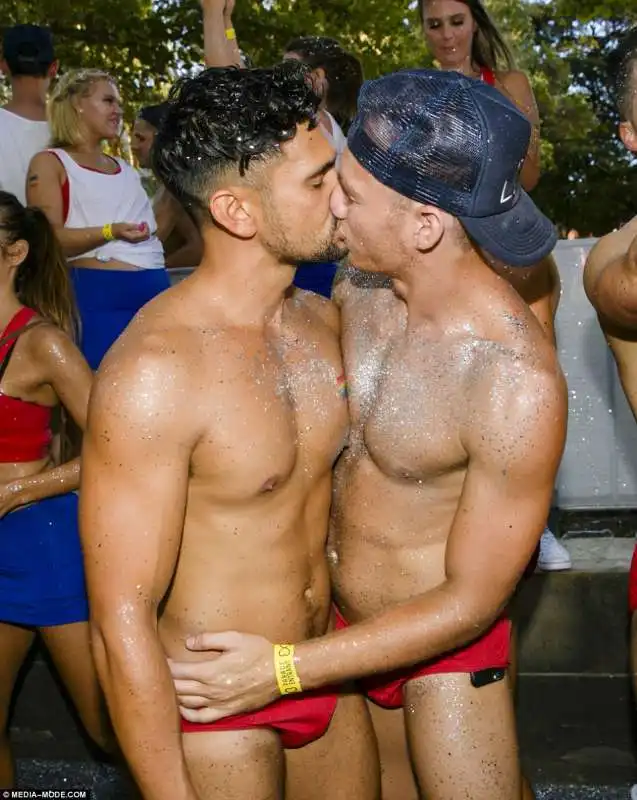 bacio gay al mardi gras