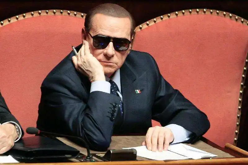 BERLUSCONI OCCHIALI