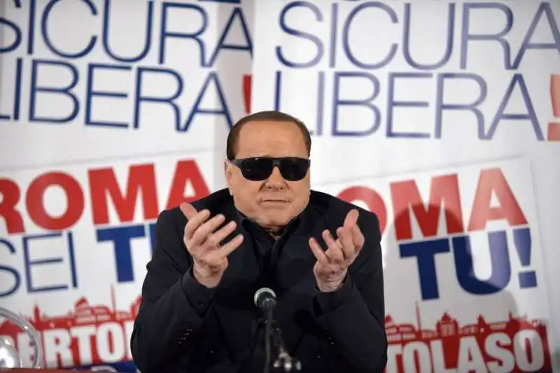 BERLUSCONI OCCHIALONI