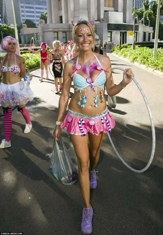 bikini e caramelle per la parata australiana