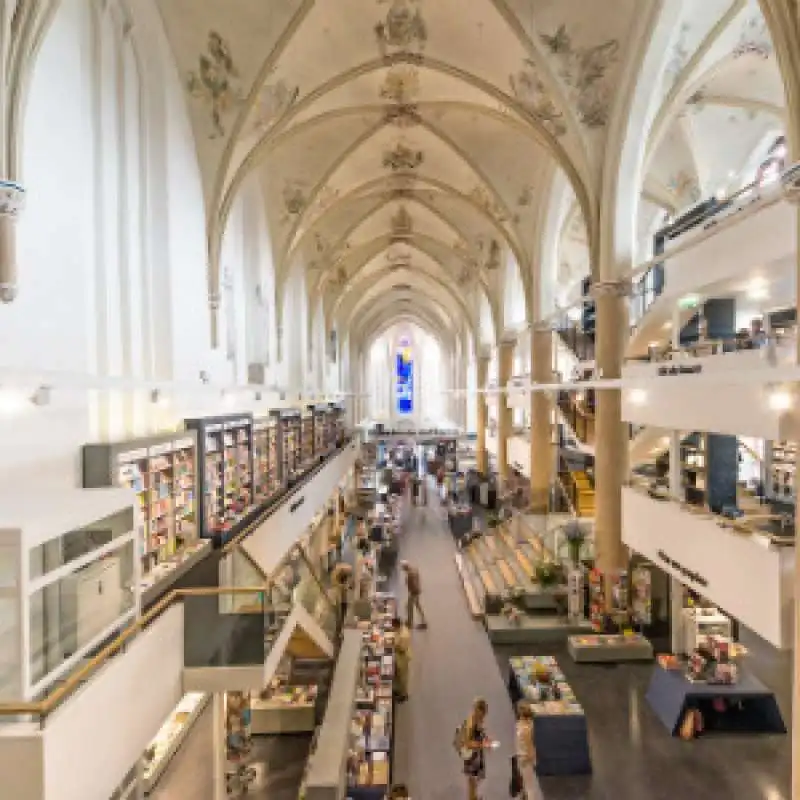 CHIESA RICONVERTITA IN BIBLIOTECA 