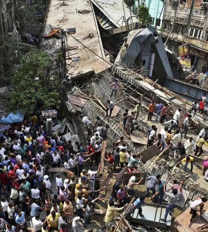 crollo ponte kolkata 18