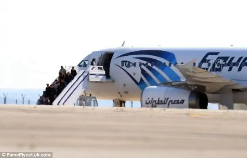 egyptair il dirottatore  rilascia i passeggeri