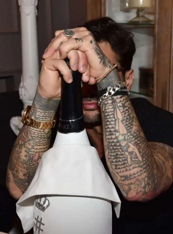 fabrizio corona tatuato