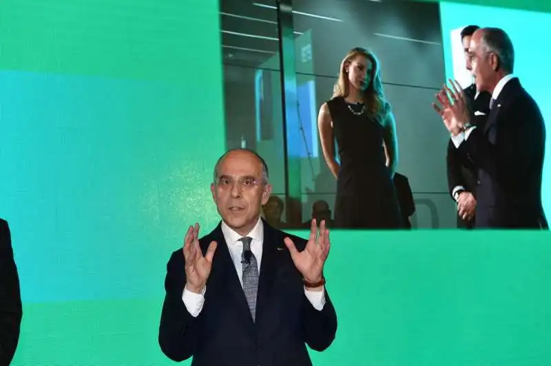 francesco starace presenta il nuovo logo enel